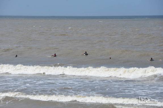 Surfistas pegam suas ondas na PLaya Brava, em Punta del Este, no litoral do Uruguai
